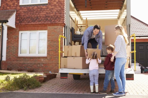 Moving service support for homes in Greenwich near local streets and residential buildings